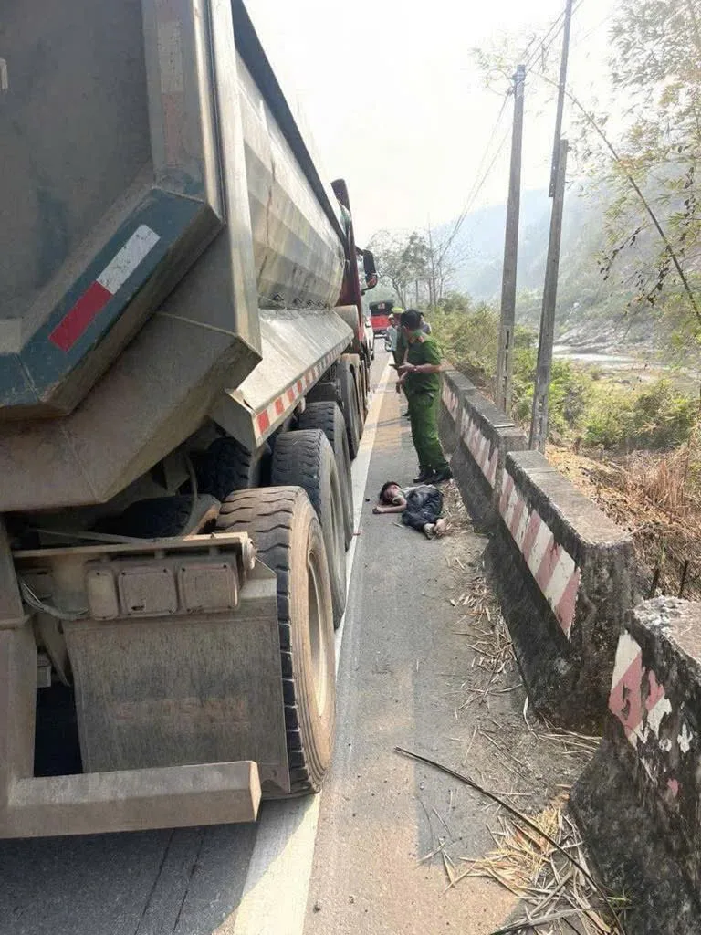 Quan Sơn-Thanh Hóa : cháu 14 tuổi đi xe đạp điện, giật mình khi gặp xe lớn.. không qua khỏi